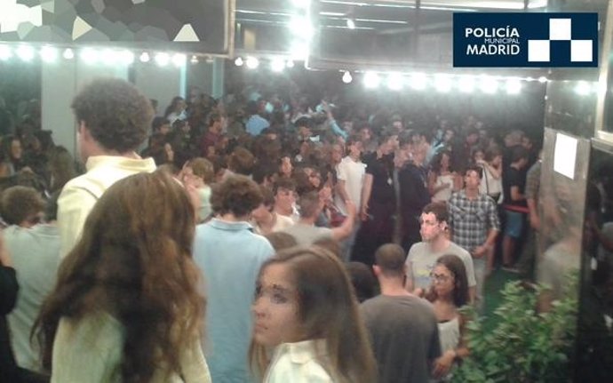 Cientos de jóvenes se acumulan a las puertas de una discoteca de Azca