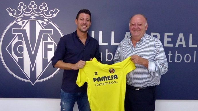 Bonera se presenta con el Villarreal junto con José Manuel Llaneza
