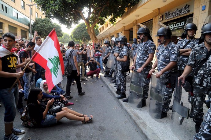 Manifestantes frente al Ministerio de Medio Ambiente libanés en Beirut