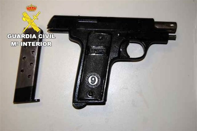 Pistola intervenida en el coche de un vecino de Arjona.