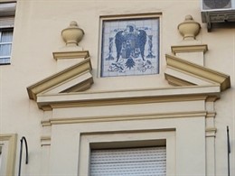 Simbolo franquista en la fachada del mercado.