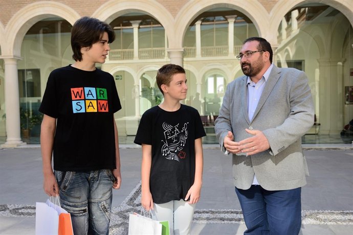 El delegado junto a los dos alumnos ganadores de la Olimpiada.