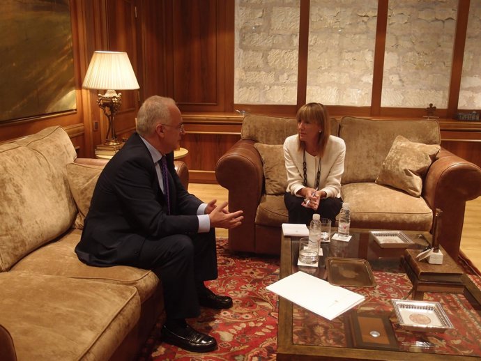 Presidenta del Parlamento con el presidente del Gobierno riojano
