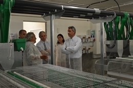 El conseller de Agricultura, J.Ciuraneta, en la nueva nave de conejo del Irta