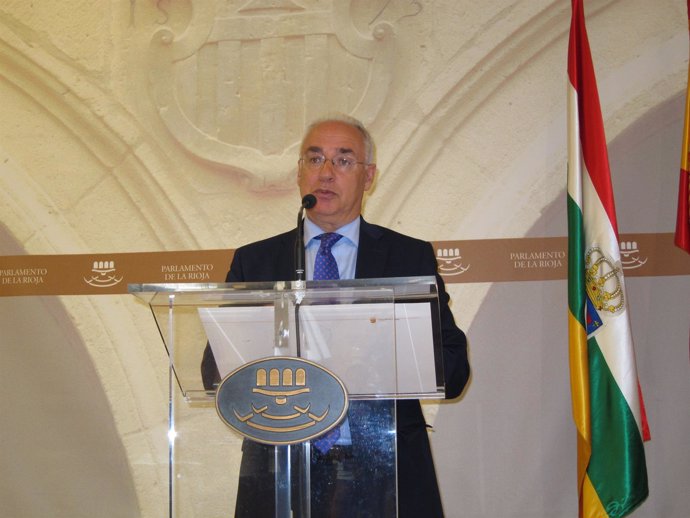 El presidente del Gobierno , José Ignacio Ceniceros, rueda en el Parlamento