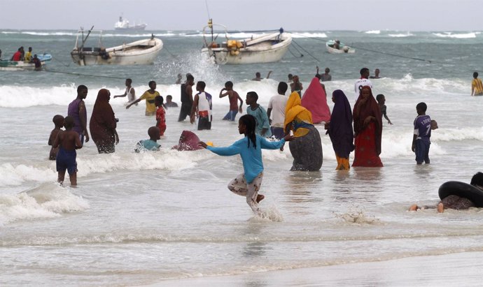 Somalíes en la playa de Lido, al norte de Mogadiscio