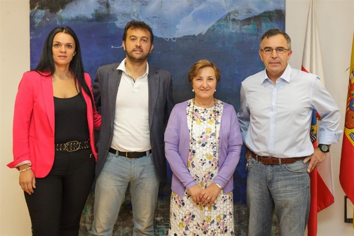 Reunión de la consejera con  el teniende de alcalde de Marina de Cudeyo