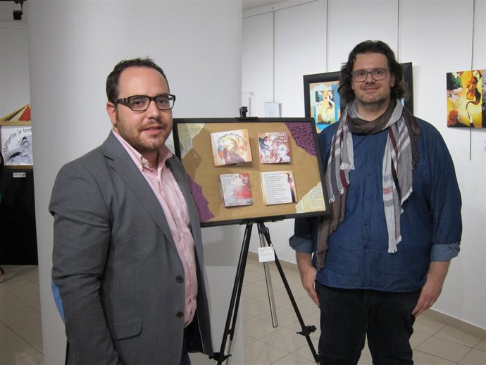 Di Pane (D) y el concejal de Juventud