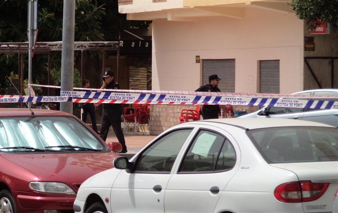 Zona acordonada hombre atrincherado en un bar de Torre del Mar, Vélez-Málaga