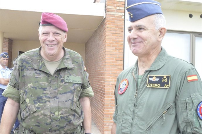 El teniente general Rafael Comas y el general Alfonso Otero