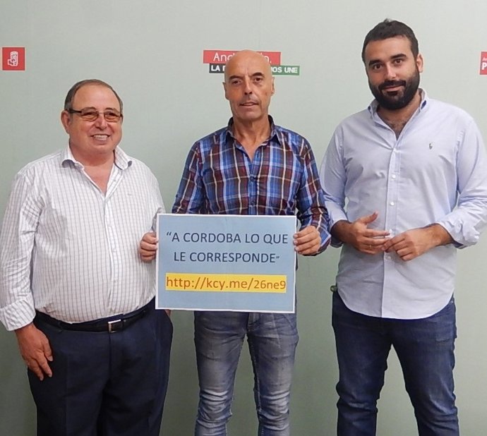 Hurtado (centro), durante la rueda de prensa