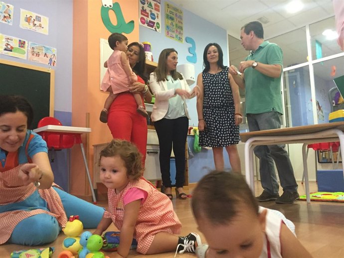 Ruiz y Crespín (centro) en la Escuela Infantil