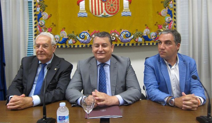 Hernández Mollar, Antonio Sanz y Elías Bendodo en despedida de subdelegado