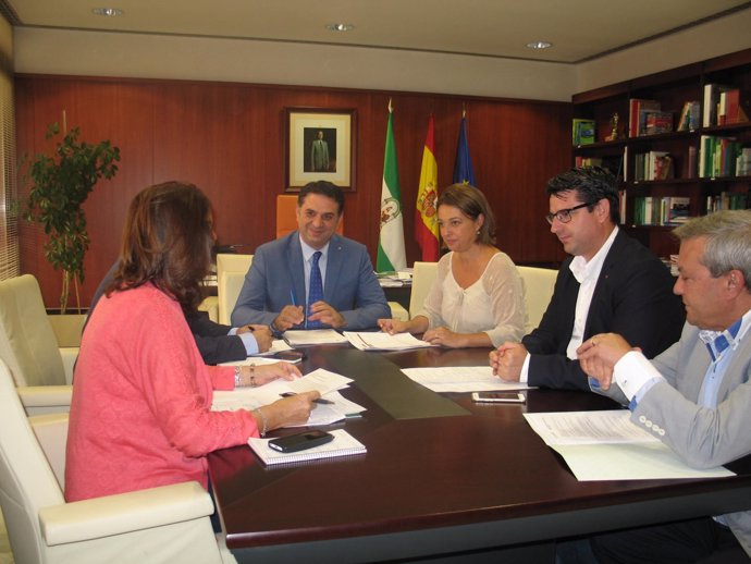 Reunión entre el consejero de Turismo y la alcaldesa de Córdoba