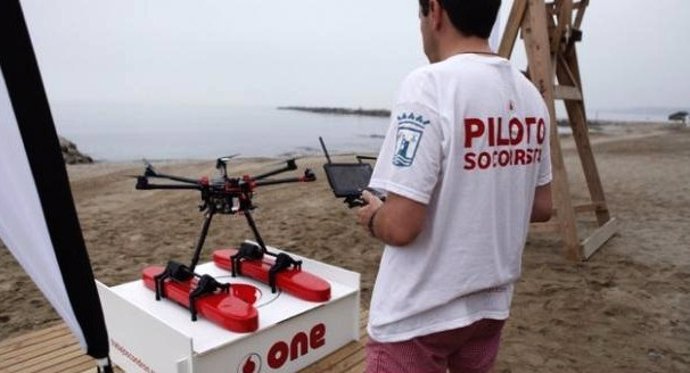 Utilizan la tecnología de los drones para rescatar un bañista 