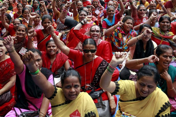 Trabajadores indios se manfiestan contra el Gobierno 