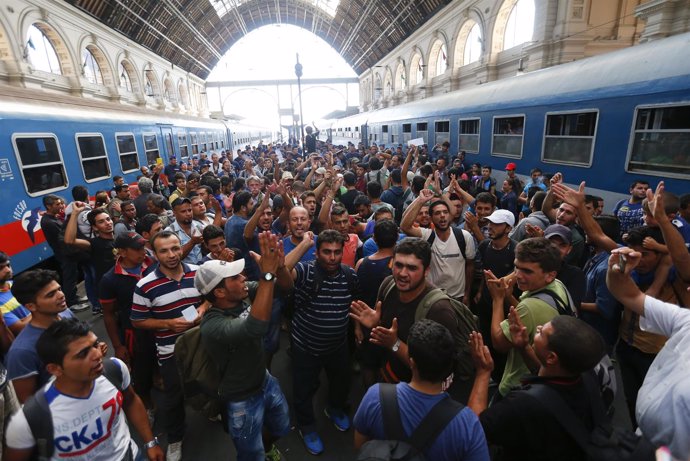Refugiados en la principal estación de tren de Budapest