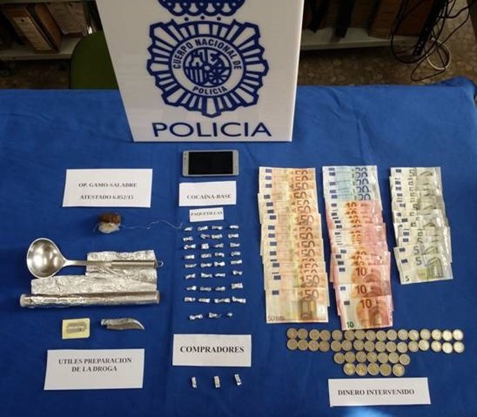 Droga y dinero intervenido por la Policía Nacional en La Palmilla, Málaga