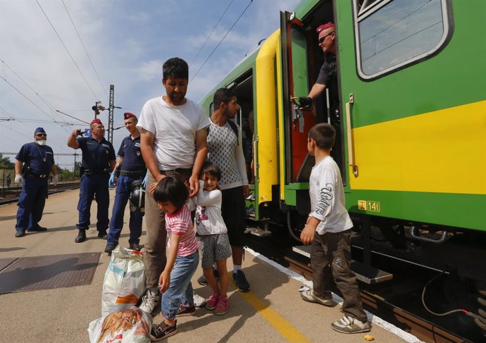 Refugiados en la estación de tren de Bicske tras ser desalojados de un tren