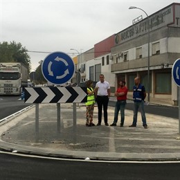 Valdivielso (2d) visita la obra realizada para mejorar la seguridad vial.