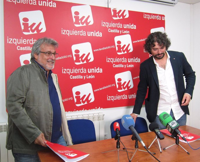 González (i) en rueda de prensa con Sarrión