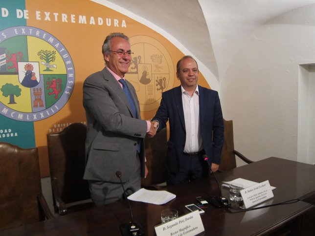 El rector de la UEx, Segundo Píriz, y el consejero de MA, Santos Jorna