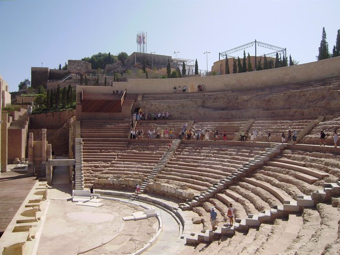Varias personas, durante unas de las visitas organizadas al Teatro Romano 