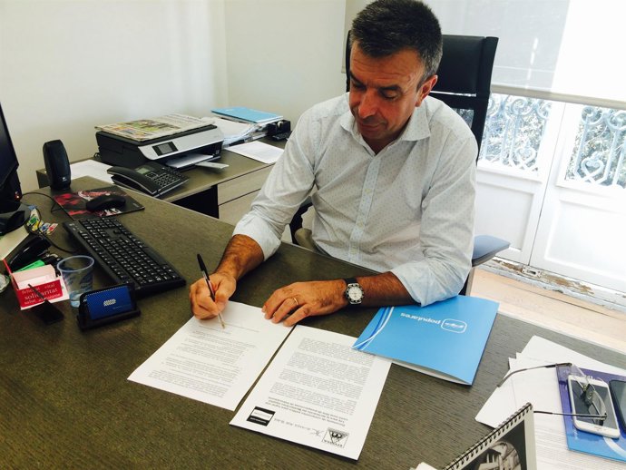 Vidal firma documento