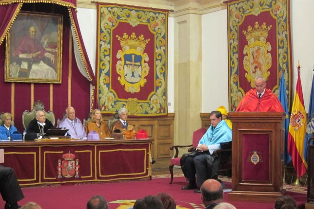 El secretario general lee la memoria, durante la apertura del curso. 