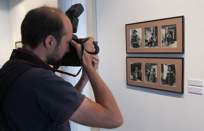 Un fotógrafo deja constancia de la exposición 'Salamanca. Identidad e Imagen'