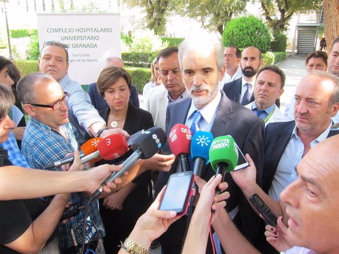 El consejero de Salud, Aquilino Alonso, atendiendo a los medios en Granada.