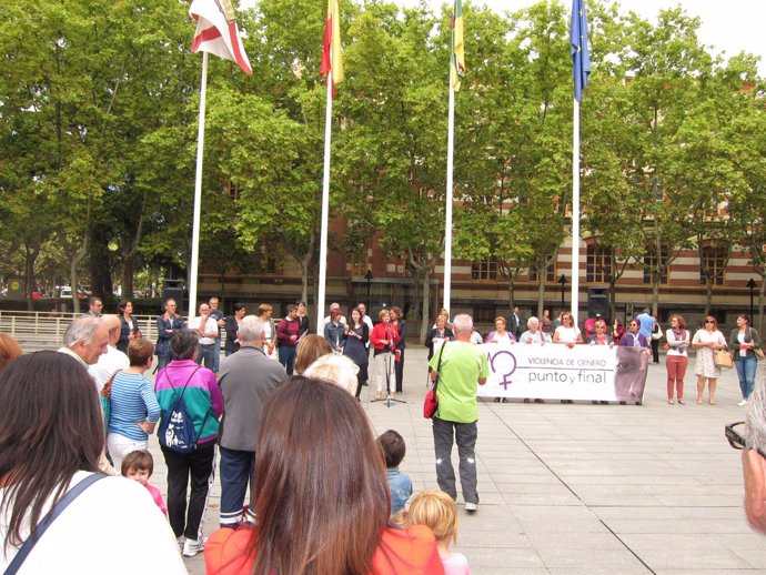 Concentración contra la violencia de género en el Ayuntamiento de Logroño