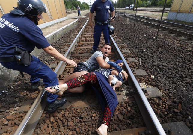 Una familia de refugiados se tumba en la vía para no ser enviados a centro