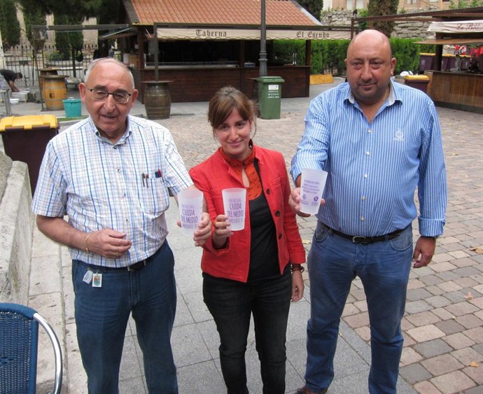 Presentación de los vasos reutilizables para las Fiestas