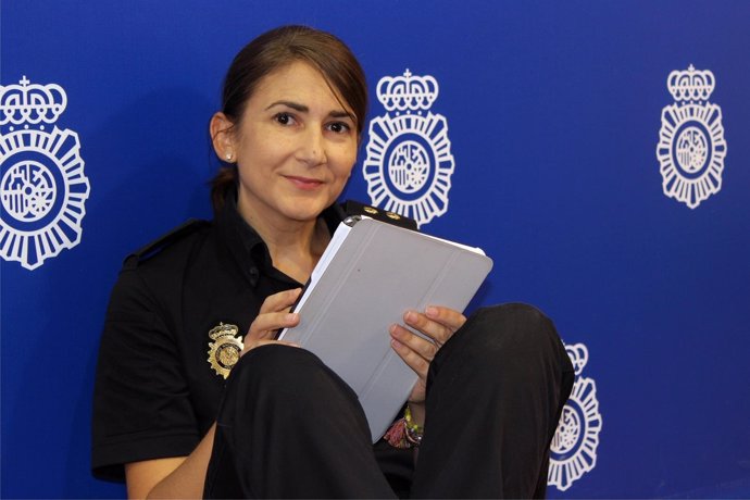 Nueva community manager de la Policía Nacional, la inspectora Carolina González