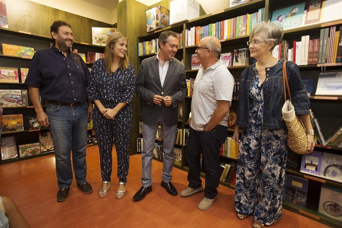 Espadas con los libreros.