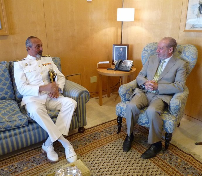 Encuentro con el comandante naval.