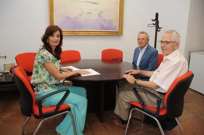 Cañete (izda.) con respresentantes del Banco de Alimentos