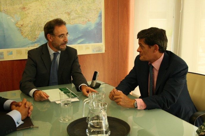 El consejero andaluz Felipe López y el presidente de la Sareb, Jaime Echegoyen