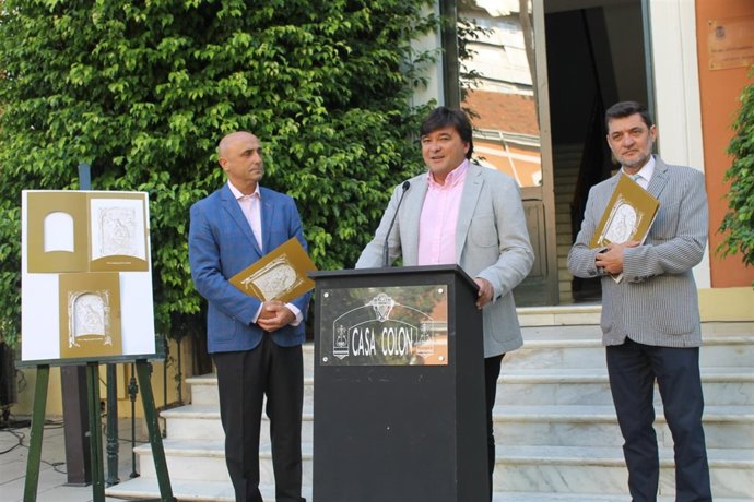 Presentan los ejemplares del grabado de la Virgen de la Cinta. 