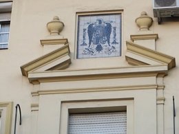 Simbolo franquista en la fachada del mercado.