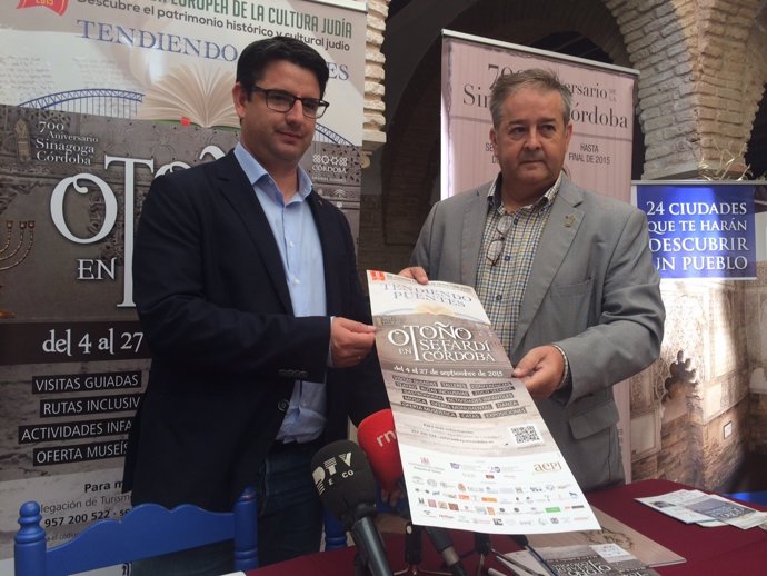 García y Pérez de la Concha muestran el cartel del Otoño Sefardí 2015