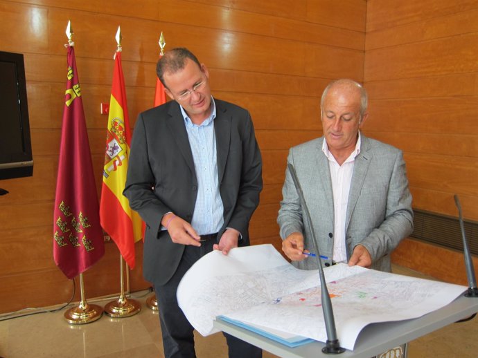 Los concejales Roque Ortiz y José Guillén muestran mapa limpieza