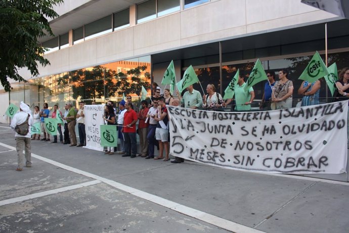 Protesta de los trabajadores de la Escuela de Hostelería de Islantilla. 