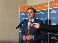 La oposición tilda a Suárez-Quiñones de "consejero del humo" y critica su no comparecencia antes de campaña de incendios