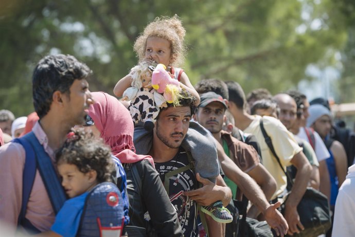 Un grupo de migrantes esperando a ser registrados en Macedonia