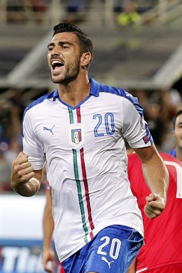 Graziano Pelle celebra un gol con la selección italiana