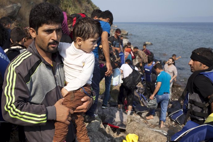 Refugiados sirios llegan a la isla de Lesbos
