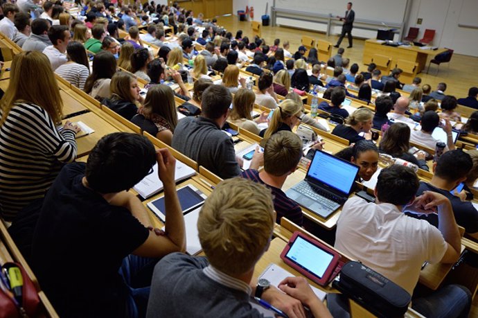 estudiantes en clase universidad