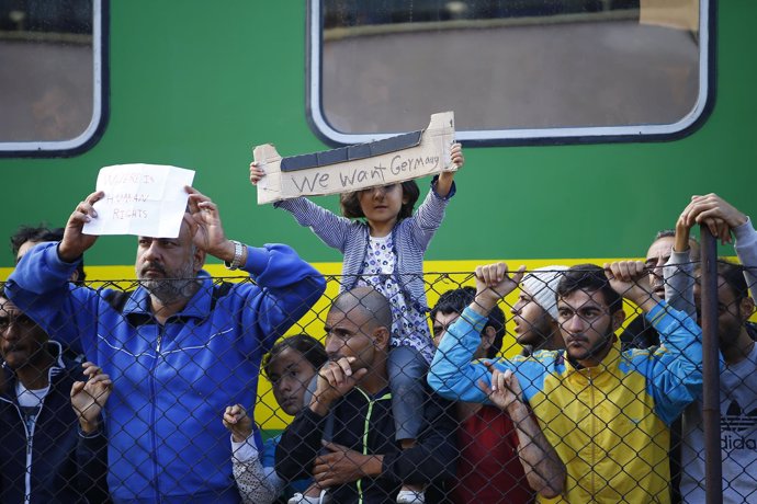 Refugiados atrapados en la estación de Bicske (Hungría)